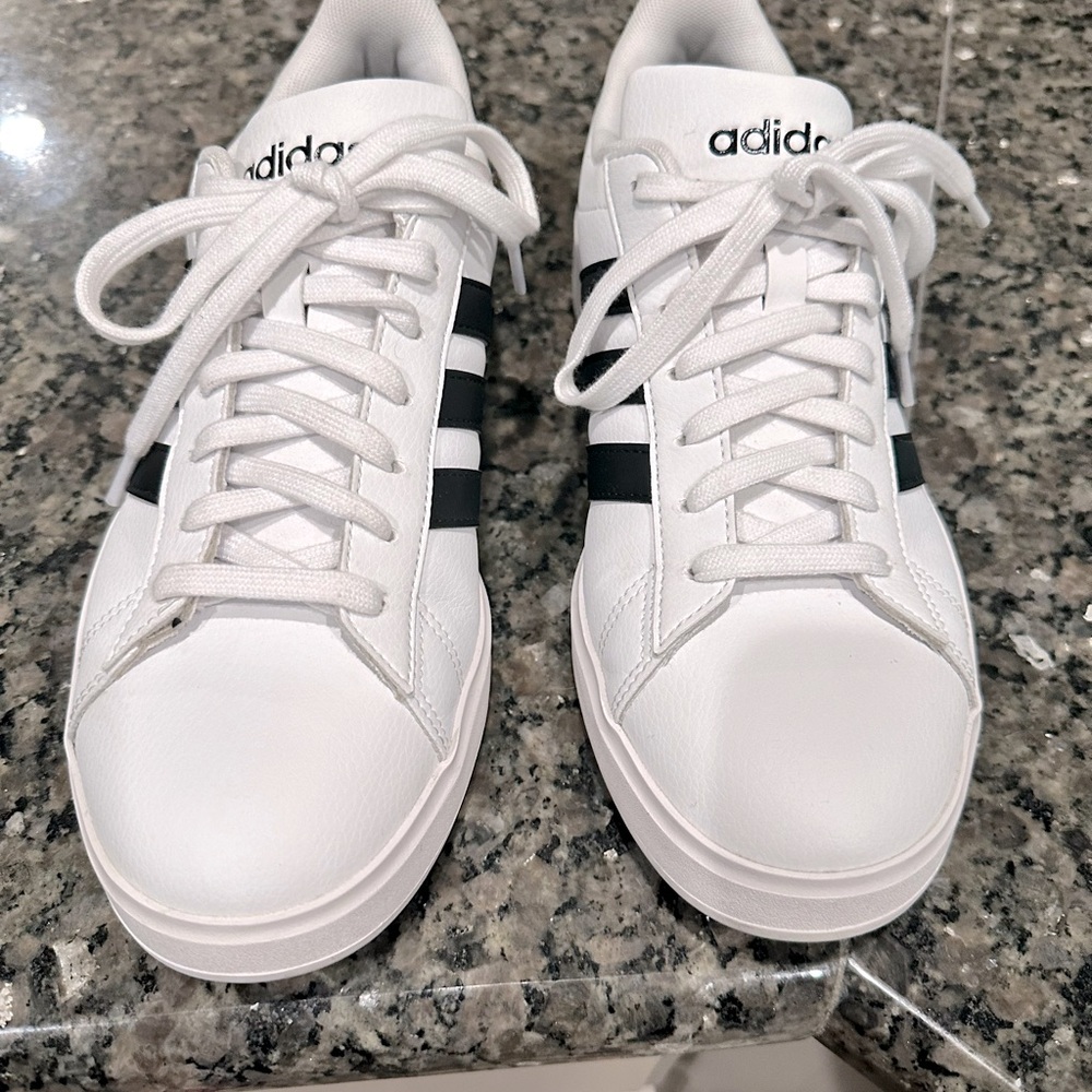 Women’s size 8.5 Adidas Grand Court Cloudfoam Comfort Tennis Shoes